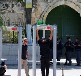 “سيناريوهات رعب” كشفها “الشاباك” وراء قرار نتنياهو إزالة البوابات الإلكترونية عن أبواب الأقصى