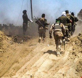 زيارة وزير الدفاع تتزامن مع أنشاء الحشد ساتراً ترابياً في بادية الأنبار