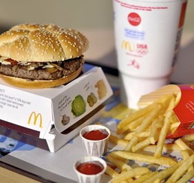 ماكدونالدز” يدس لحم الخنزير في وجبات عائلة مسلمة