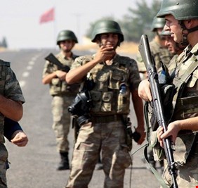 بالصور.. أتراك يجبرون لاجئين سوريين على ارتداء ملابس داخلية نسائية