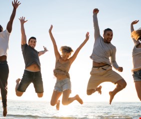 ماذا سيحدث لو قفز كل سكان الأرض في اللحظة نفسها؟