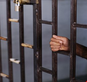 حبس أردني وتغريمه لرفعه علم دولة “أجنبية” هي فلسطين