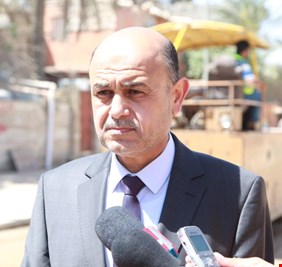 نجل ماجد النصراوي يهرب من الباب الخلفيه، وأبوه يشتم القوات الأمنية المداهمة لداره!