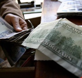 أسعار صرف الدولار في أسواق بغداد اليوم