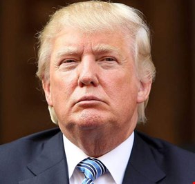 ترامب يغذي غروره مرتين يوميًا بقراءة ملفين يمدحانه