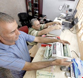 العراق يسرع خطوات التحول إلى دفع رواتب الموظفين إلكترونيا