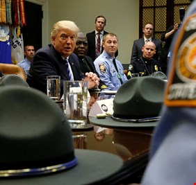 ترامب يعلن حالة الطوارئ في أمريكا