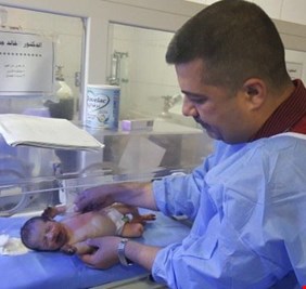 سباق لتبني الطفلة العراقية المعجزة واحد الطلبات من دولة خليجية