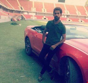 الكوافير (انو) صديق مستشار الوزير (عبطو ) يصعد بسيارته الحمراء الى عشب  ملعب كربلاء .. ويعيش تيار (الحكمو)!!