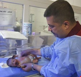 امريكية من أصل عراقي تعبر الأطلسي وتطلب من القضاء تبني الطفلة المعجزة