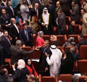 مشادات كلامية وضرب بقناني الماء داخل جلسة البرلمان