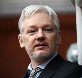 مؤسس موقع ويكيليكس يشن هجوما حادا على قناة سعودية ..  ماذا قال؟