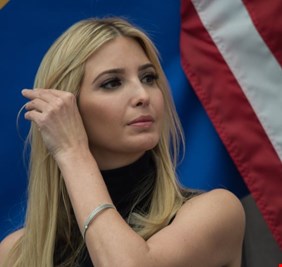 كسوف الشمس يحرج إيفانكا ترامب