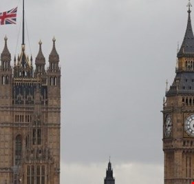 بريطانيا تطرد مواطني الاتحاد الأوروبي من اراضيها