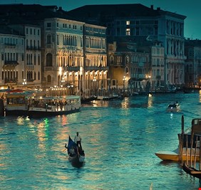 عمدة البندقية يهدد بإطلاق النار على كل من يصيح 