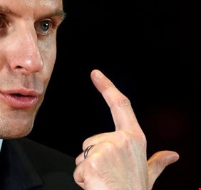 تعرف على المبلغ الذي دفعه الرئيس الفرنسي لتجميل نفسه