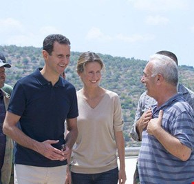 بالصور...بشار الأسد وزوجته يأكلان التين في طرطوس