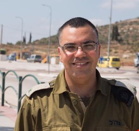 بالصور...حقيقة ظهور متحدث الجيش الإسرائيلي أمام الكعبة