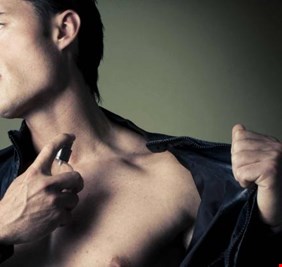 كيف تحتفظ برائحة العطر لأطول فترة ممكنة