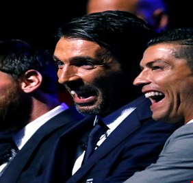 (صور) ميسي يتفوق على رونالدو في يوم تتويجه