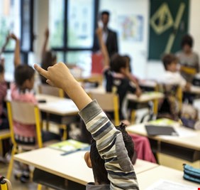 إيران تحظر دخول المعلمين “القبيحين” إلى الفصول الدراسية