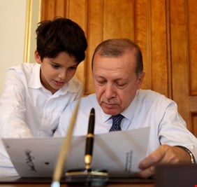 أردوغان ينشر صوره مع حفيده “رفيق العمل”