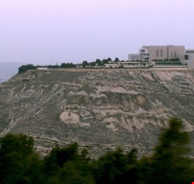 تهديد إسرائيلي بقصف قصر الأسد