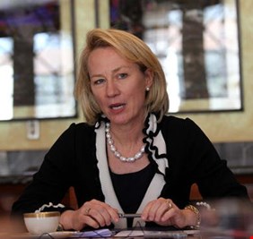 لماذا طلب ملك الاردن من أمريكا أقالة سفيرتها في عمان