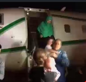 الخارجية تتراجع وتسلم أطفال داعش