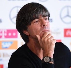 مدرب المانيا منزعج من شعارات هتلر في مباراة المنتخب
