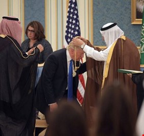 صحيفة أمريكية تكشف عن حجم الهدايا الجنونية التي قدمتها السعودية الى ترامب