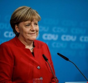 مجهولون يرشقون ميركل 