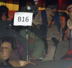 هكذا تعيش قافلةُ داعش في الصحراء تحت نيران الطيران الامريكي