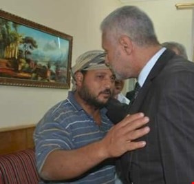 عامل نظافة يعثر على 16 مليون ويكافأ بشقة سكنية في الكوت