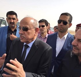 بالصور.. موظفو العقود يحاصرون وزير النقل داخل مطار بغداد