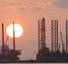 صحيفة كويتية تصف إعادة تسعير النفط العراقي بـ”الخطوة المتهورة” وتتوقع حدوث “أزمة”