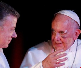 الدماء تسيل من وجه بابا الفاتيكان بعد تعرضه لحادث في كولومبيا