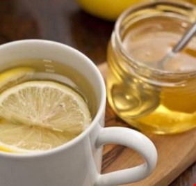 لهذه الأسباب عليكِ شرب ماء العسل والليمون كل صباح