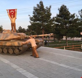 تعليق غريب من أردوغان على أقامة تمثال له؟