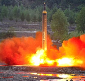 كوريا الشمالية تطلق صاروخا جديدا باتجاه اليابان