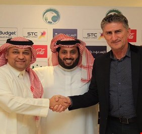 سابقة غريبة.. أستعارة مدرب الامارات من قبل الاتحاد السعودي