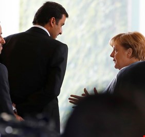 ميركل تقترح مفاوضات “سرية” لحل أزمة قطر