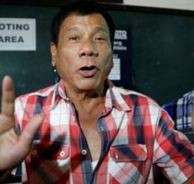 رئيس جمهورية يقول عن نفسه إنّه “زير نساء” ولا يتصور حياته بلا “فياغرا”!