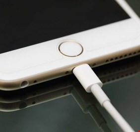 هل عندك موعد عاجل وفرغ شحن الـiPhone؟ طرق بسيطة لشحن بطارية أجهزة آبل بسرعة