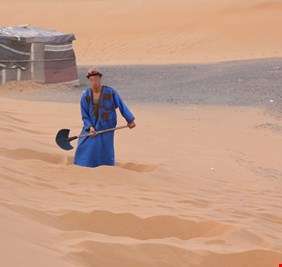 فيديو صادم  سعودي يدفن رضيع في الرمال وهو حي