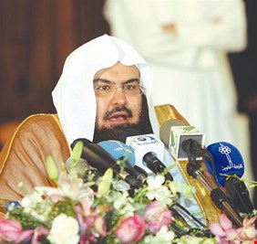 إمام الحرم المكي : الملك سلمان وترامب يقودان العالم!