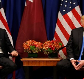 بالفيديو.. موقف محرج لأمير قطر مع ترامب