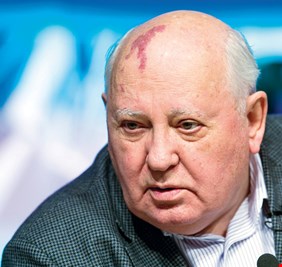 غورباتشوف يفوز بـ