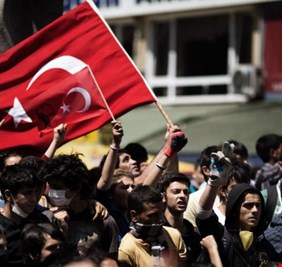 بالفيديو مظاهرات في تركيا تدعو لاعلان الحرب على كردستان ومنعها من إقامة دولة قومية