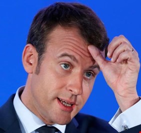 الرئيس الفرنسي في ورطة